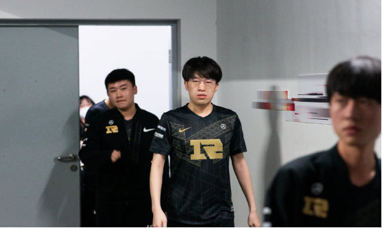 不仅掌控在 不仅掌控在